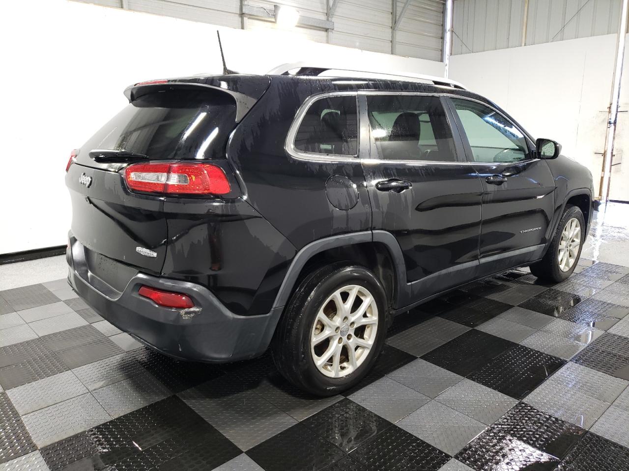 2018 Jeep Cherokee Latitude VIN: 1C4PJLCB1JD537285 Lot: 46581265