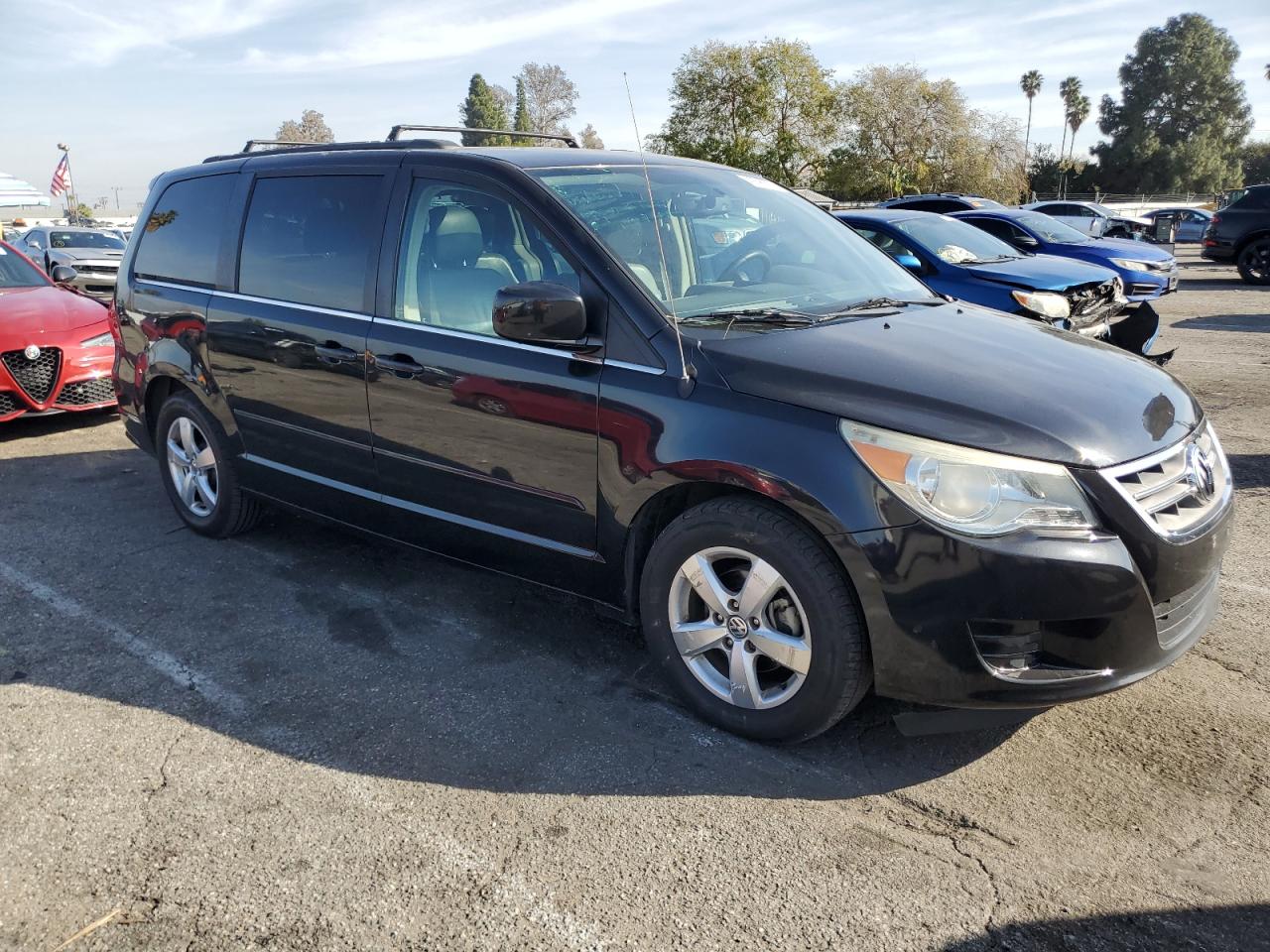 2V4RW5DG0BR669510 2011 Volkswagen Routan Sel