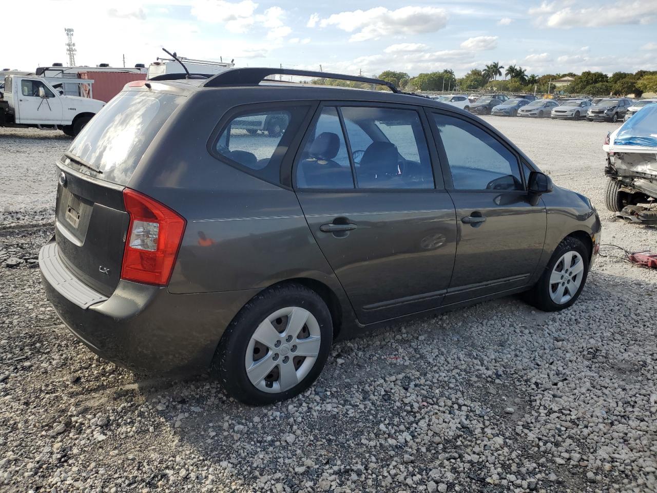 2009 Kia Rondo Base VIN: KNAFG528597275001 Lot: 46542745