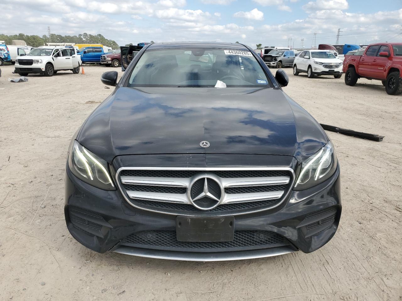 2018 Mercedes-Benz E 300 VIN: WDDZF4JB7JA337196 Lot: 44360285