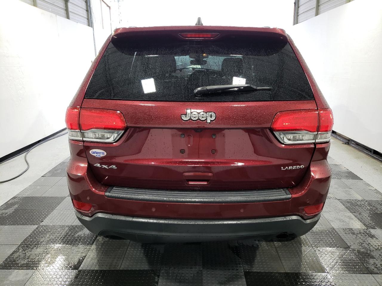 1C4RJFAG0JC165100 2018 Jeep Grand Cherokee Laredo