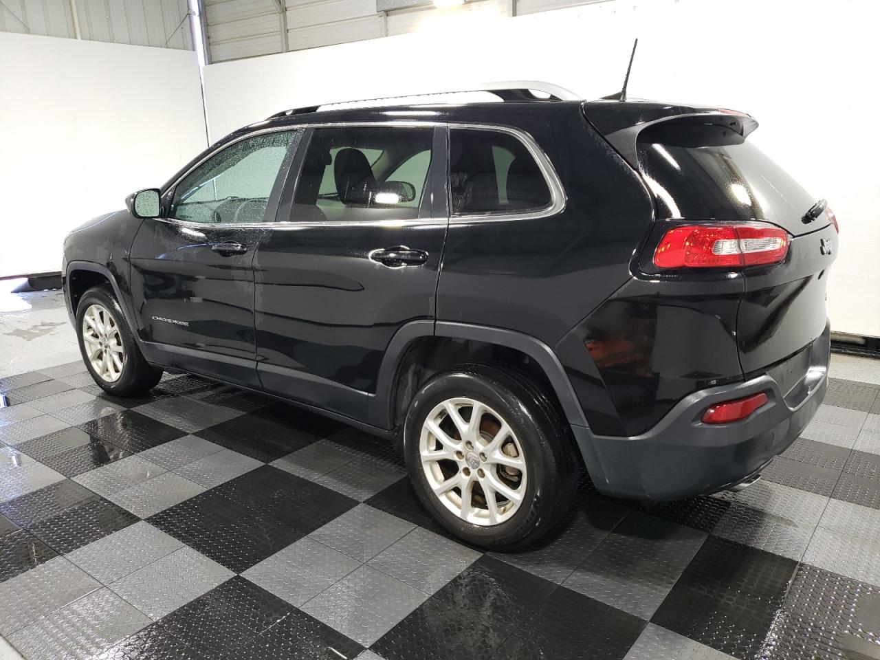 2018 Jeep Cherokee Latitude VIN: 1C4PJLCB1JD537285 Lot: 46581265