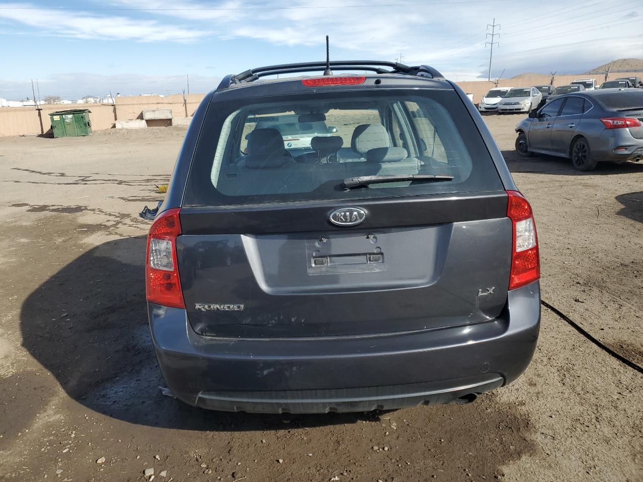 2007 Kia Rondo Base VIN: KNAFG525277079813 Lot: 45020105