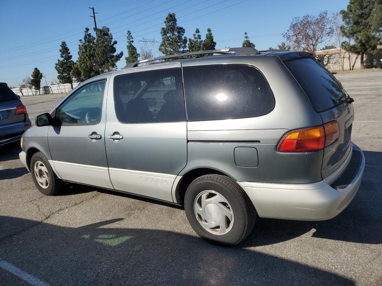 1999 Toyota Sienna Le VIN: 4T3ZF13C6XU162657 Lot: 48332235