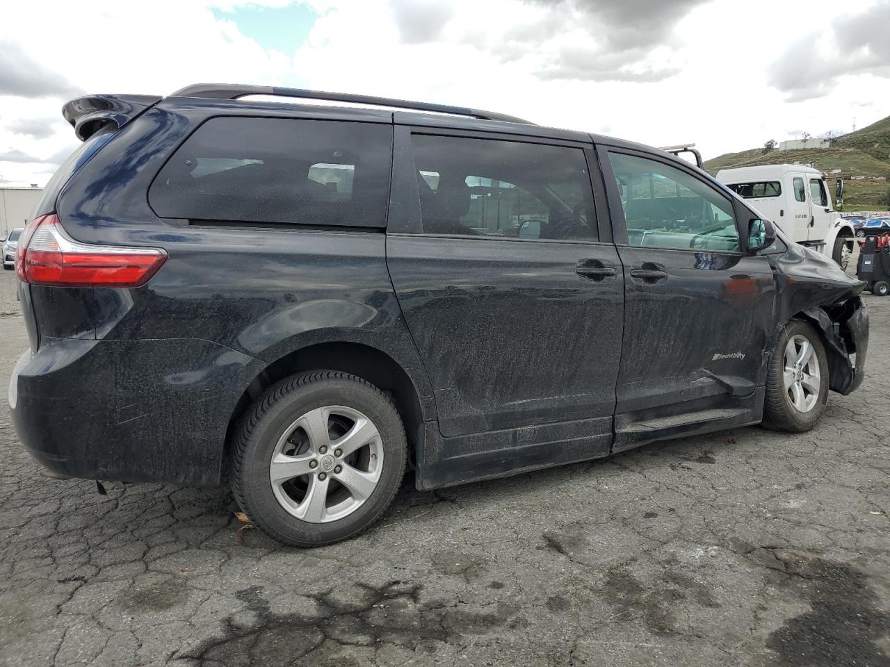 5TDKZ3DC7HS771343 2017 Toyota Sienna Le