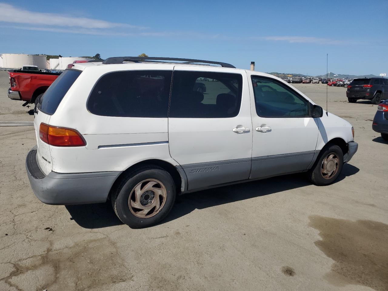 2000 Toyota Sienna Le VIN: 4T3ZF13C8YU215361 Lot: 48551295