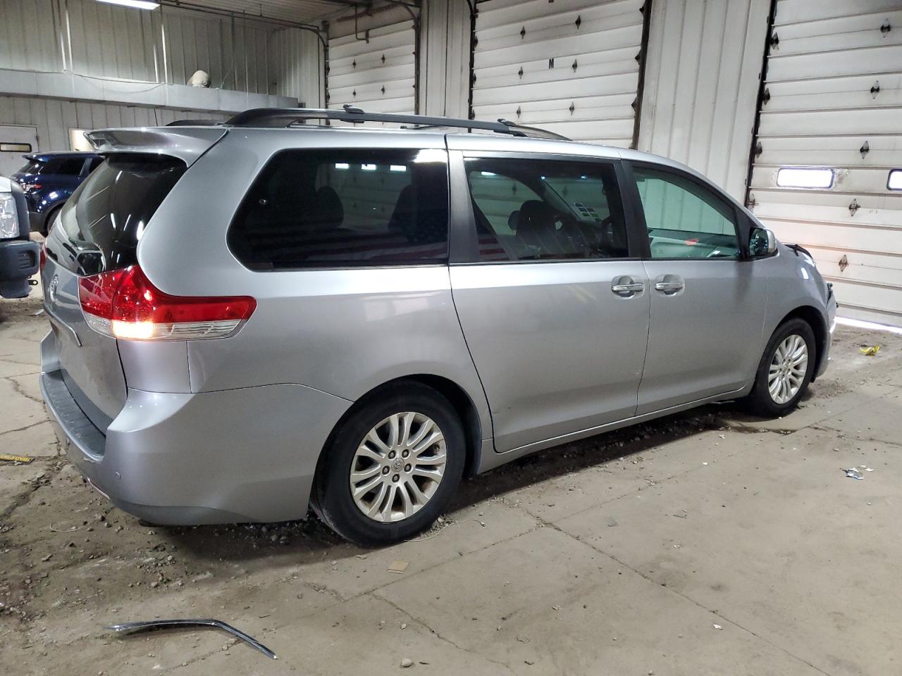 2013 Toyota Sienna Xle VIN: 5TDYK3DC1DS338173 Lot: 48786555