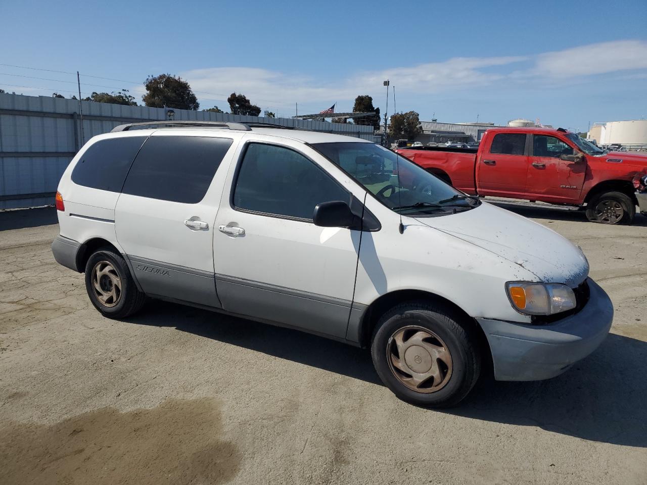 2000 Toyota Sienna Le VIN: 4T3ZF13C8YU215361 Lot: 48551295