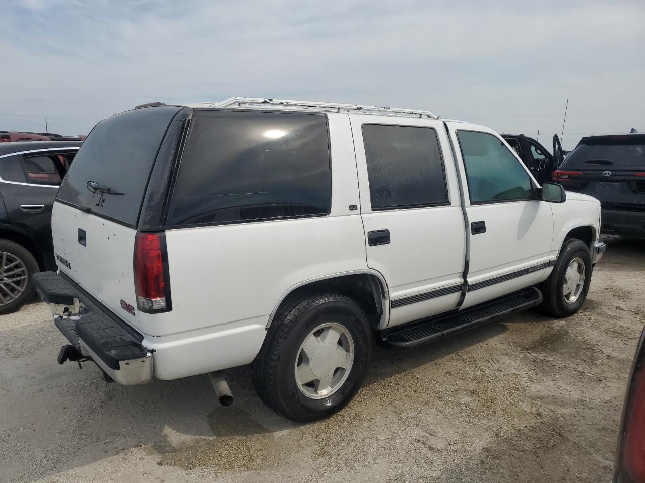 1GKEK13R9WJ711087 1998 GMC Yukon