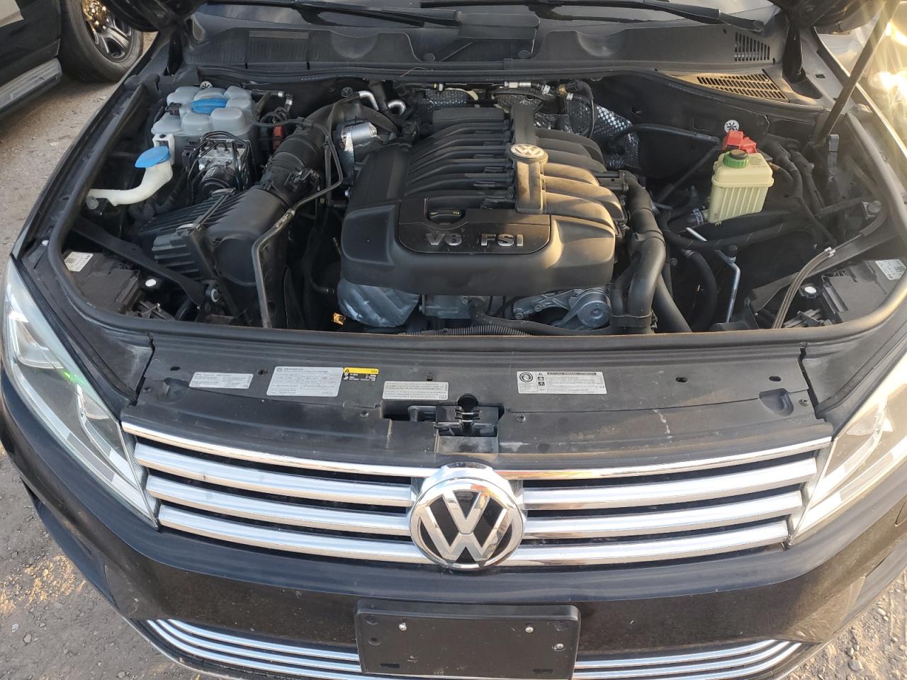 WVGGF7BP9HD006413 2017 Volkswagen Touareg Executive