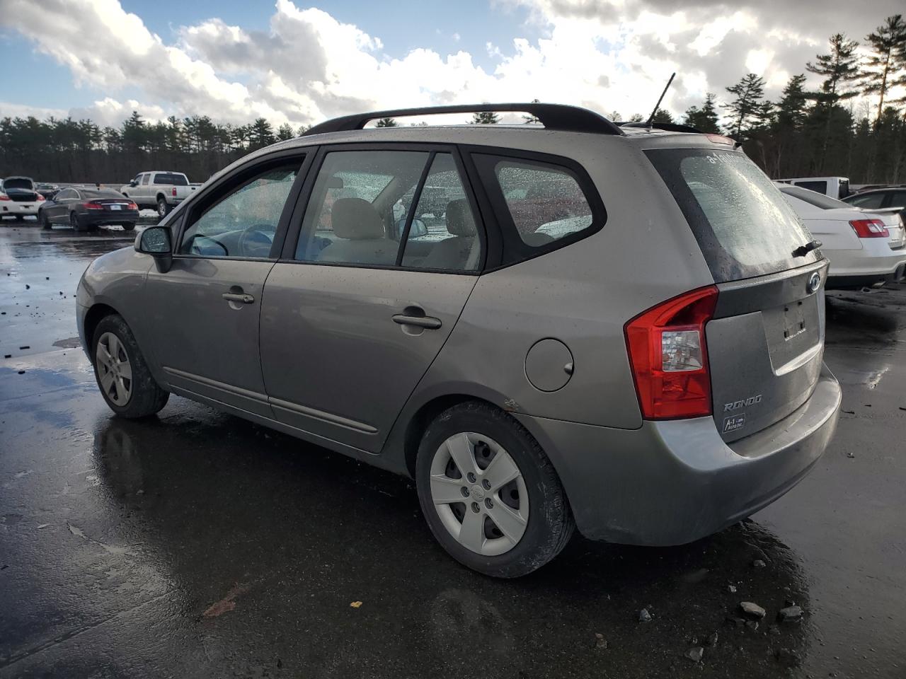 2009 Kia Rondo Base VIN: KNAFG529097262570 Lot: 81810854